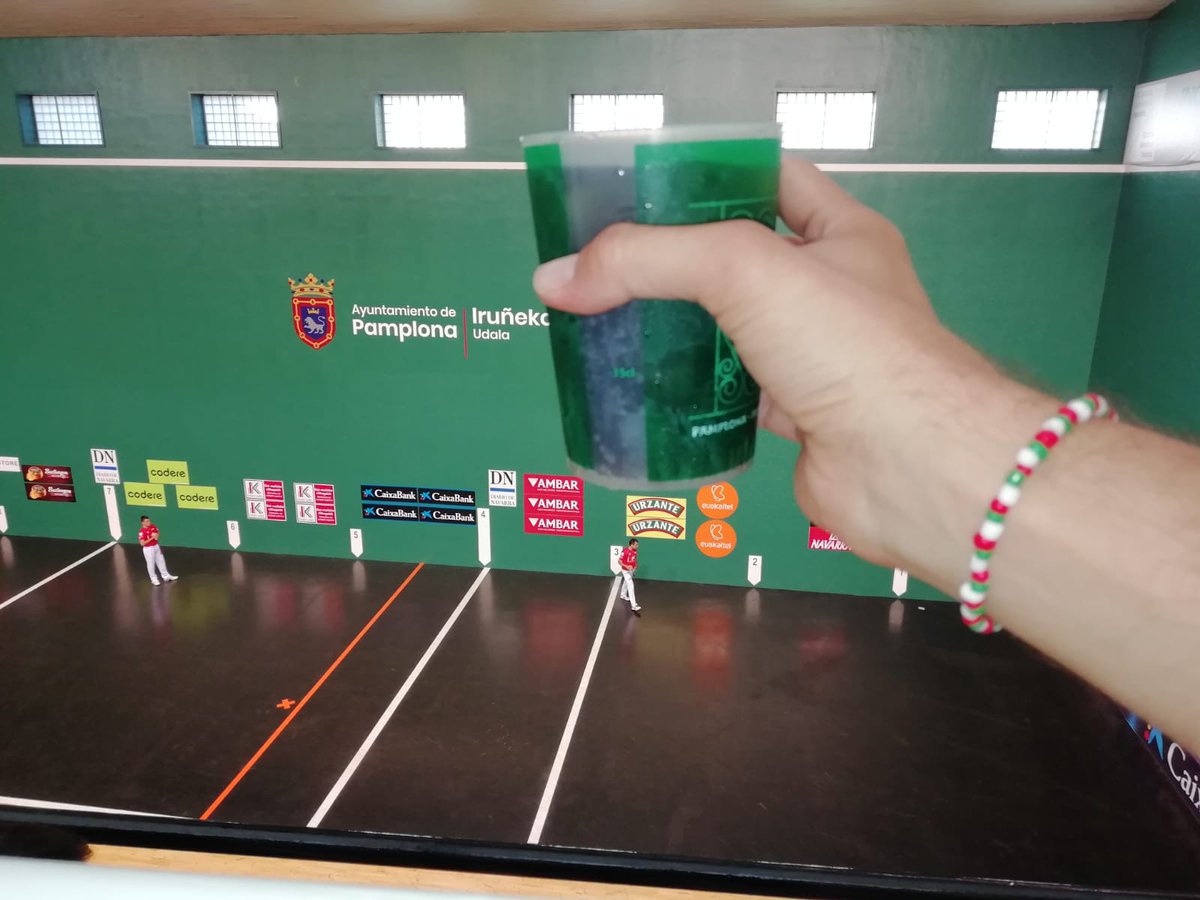 EnekoCompains's tweet photo. Futbol modernoak ez dauka zer egitekorik betiko pilotaren aurka! #Labrit-eko 3. solairua + kubata + konpainiarik onena: PARADISUA 😎🥃🚬 #SFk19 @bizitzabasatia https://t.co/utC21dXOSJ