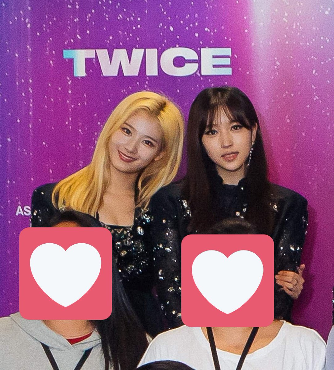 πππ How do i deal with this. She's holding her. aaaaaaaaaaa#SANA#MINA#GetWellSoonMina#TWICELIGHTSinManila