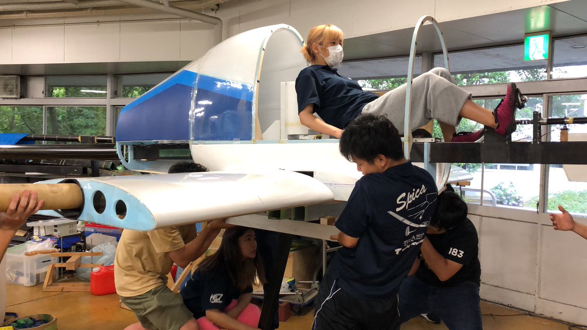 TUMPAbirdman's tweet image. 本日は第2回目のプラットフォーム発進練習を行おうと思ったのですが生憎の雨☔により、作業場内で機体を持ち上げる練習に切り替えました！
二の腕がぶるぶるして苦しそうです…😖ここが力の見せどころ！皆で頑張ります💪🏻