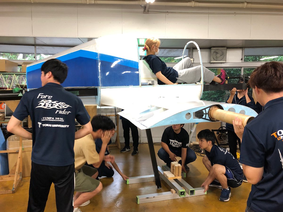 TUMPAbirdman's tweet image. 本日は第2回目のプラットフォーム発進練習を行おうと思ったのですが生憎の雨☔により、作業場内で機体を持ち上げる練習に切り替えました！
二の腕がぶるぶるして苦しそうです…😖ここが力の見せどころ！皆で頑張ります💪🏻