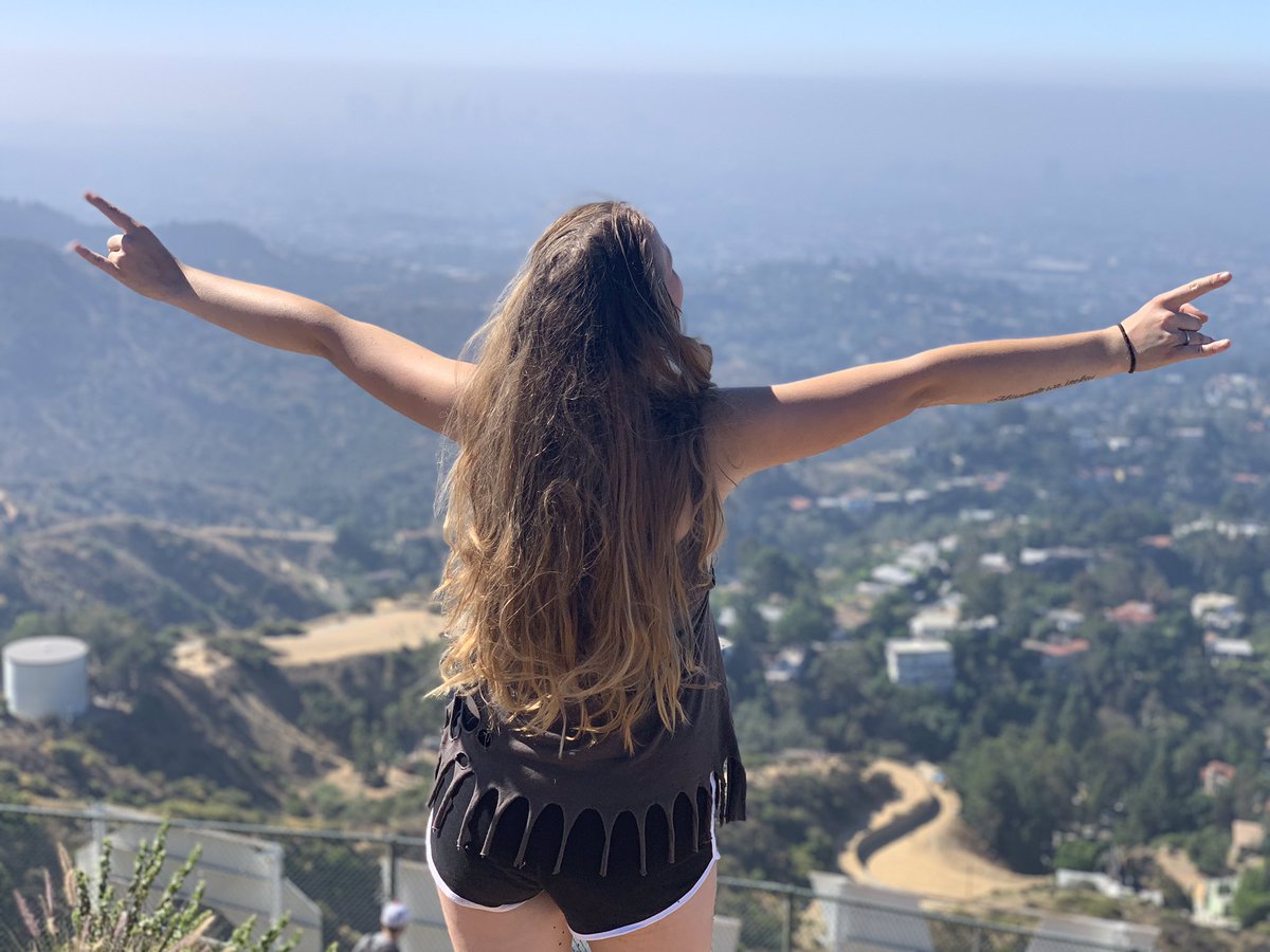 HahahaAmber's tweet photo. Hollywood is great. How are you? https://t.co/KddSHCQhqL