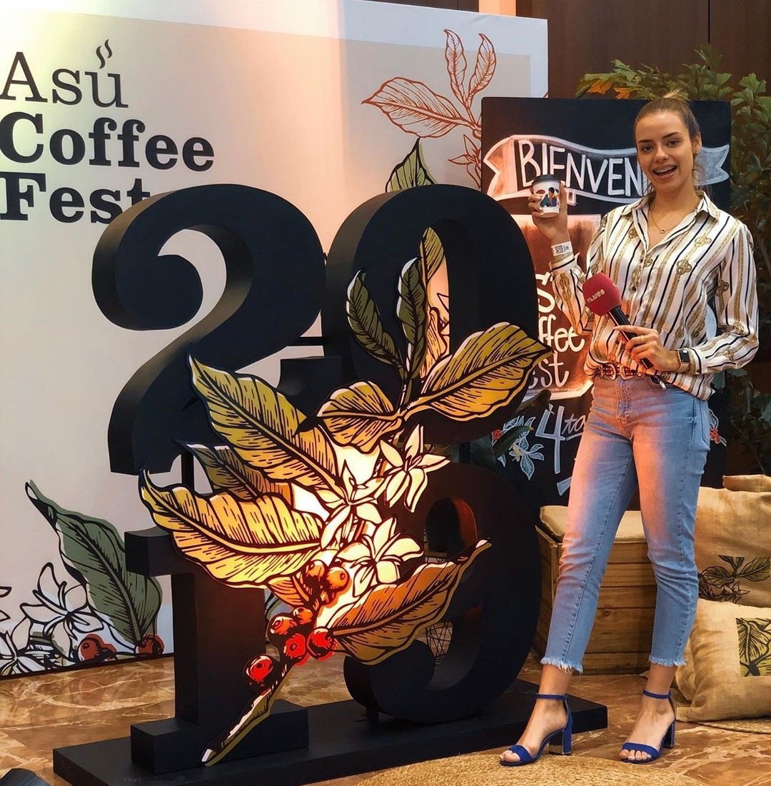 Llegó el día 2 del mayor evento cafetero ☕❤️ y <a href="/dahiacosta_/">✨ ᗪᗩᕼIᗩ ᗩᙅOSTᗩ ✨</a> te acompaña para mostrarte todo lo que podes encontrar en el <a href="/asucoffeefest/">Asu Coffee Fest</a> 🙌🏻 ¿Que esperas para venir? #CoffeLovers #Cafeteros #AsuCoffeFest2019