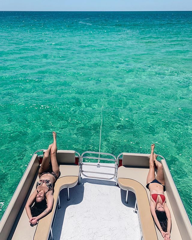 de_embarque's tweet photo. Duas Natalias! Eu e a Natalia Beccattini, do @360meridianos , de boa tomando sol nesse mar maravilhosoo de Panama City Beach, na Flórida! Ali na nossa frente, nessa água supertransparente, vaarios golfinhos pulavam livres, leves e soltos no mar! Conhecer… https://t.co/dsWzmUdFhk https://t.co/V6xnlGkIkH