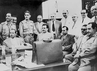 صورة جماعة الاتحاد السوفيتي وجماعة فرنسا مجتمعين يحتفلون بسقوط جماعة بريطانيا.
جماعة #١٤تموز.
١.عبد الكريم قاسم وعبد السلام عارف يمثلان ذراع الاتحاد السوفيتي- الجيش.
٢.ميشيل عفلق يمثل فلسفة فرنسا الاشتراكية. اوساط طلبة الجامعات.
٣.الملك فيصل الثاني حليف بريطانيا. يمثل دولة العراق