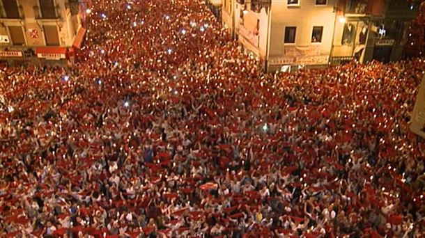 orainberriak's tweet photo. ZUZENEAN | Jarraitu @euskaltelebista-n eta #eitbeus-en 2019ko sanfermin jaien bukaera ekitaldia: https://t.co/pZW7ruNVfb #GaixoaNiETB #Sanferminak #Sanfermin #SFk19 #Iruñea https://t.co/p1keMMNlT0
