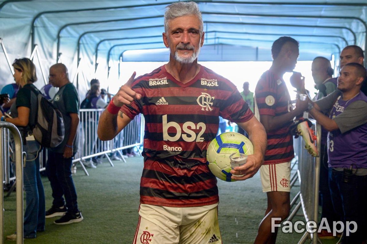 Flamengo's tweet photo. Como será que o @gabigol e o @GiorgiandeA estão após assistir o VT do jogo de hoje? 😂🔴⚫ #ArraXXXcou https://t.co/9SA4uqtPaj