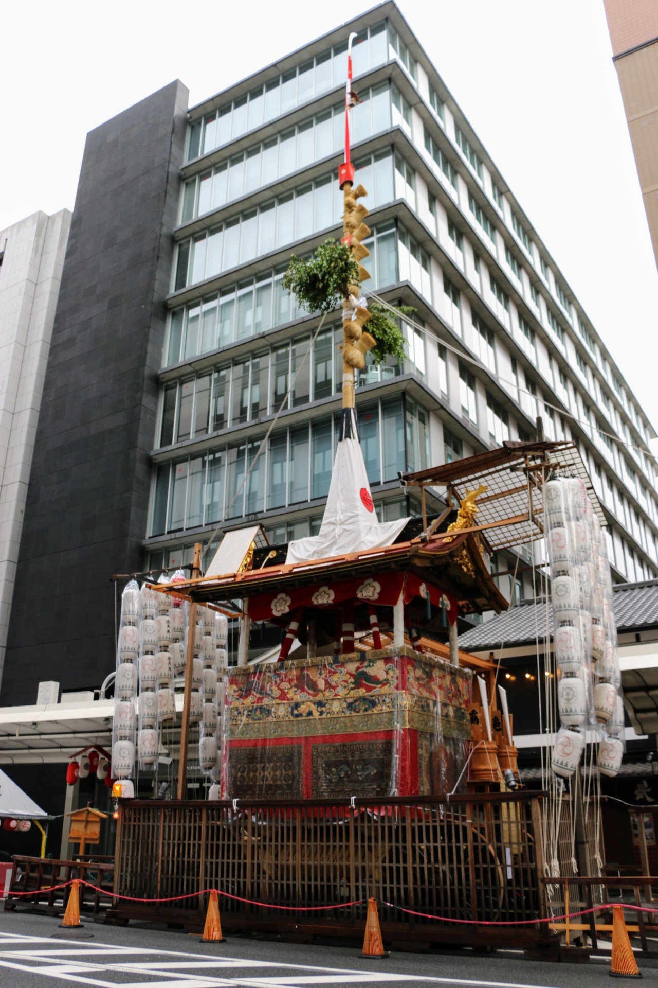 トトロ おはようございます 降り続いていた雨が上がり 青空が見えてます 今日は祇園祭の宵々山です まだ 鉾を見てなかったので 朝イチで見てきました 夜は駒提灯に火が灯り綺麗ですよ 京都 祇園祭 朝なら家から車で5分 気持ちの良い朝 た