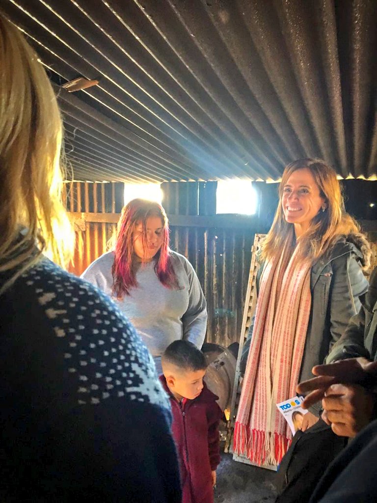 vtolosapaz's tweet photo. Absoluto abandono atraviesan los vecinos de #LasPalmeras, pero existe una esperanza en sus voces cuando expresan sus deseos. Empezaremos a dar vuelta esta historia si la ciudadanía nos elige.
@NanoCaraOK @MiguelForteLP @florespinosalp #Eustacio
#ConVictoriaGanamos 
TOD☀️S https://t.co/NBpvs4A01X