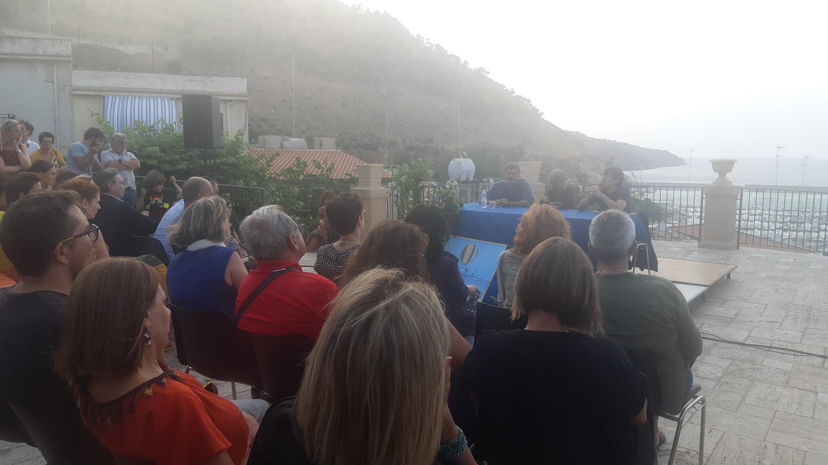 "In #Ogniricordounfiore credo di essere essenziale. Scrivo quasi sfiorando l'epigramma. Uno scrive all'altezza di quello che si sente. E si augura di trovare fratelli, non figli da educare." #LuigiLoCascio a #Contaminazioni2019