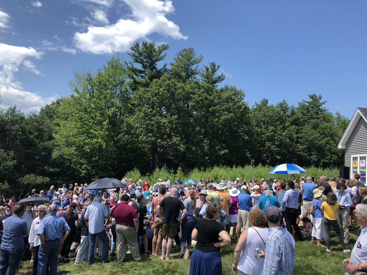 pmcb_08's tweet photo. HUGE crowd here in Gilford, NH!! NH voters are SO excited for @KamalaHarris!!! #fitn #NHpoltics https://t.co/5r5WD0rGkQ