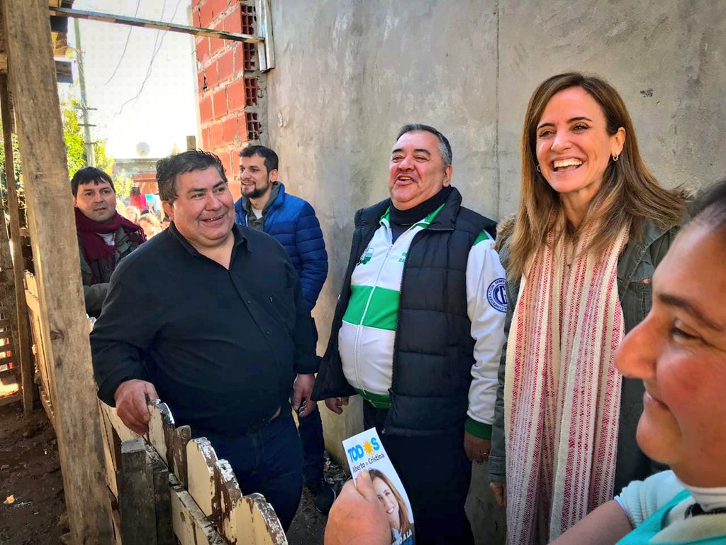 vtolosapaz's tweet photo. Absoluto abandono atraviesan los vecinos de #LasPalmeras, pero existe una esperanza en sus voces cuando expresan sus deseos. Empezaremos a dar vuelta esta historia si la ciudadanía nos elige.
@NanoCaraOK @MiguelForteLP @florespinosalp #Eustacio
#ConVictoriaGanamos 
TOD☀️S https://t.co/NBpvs4A01X