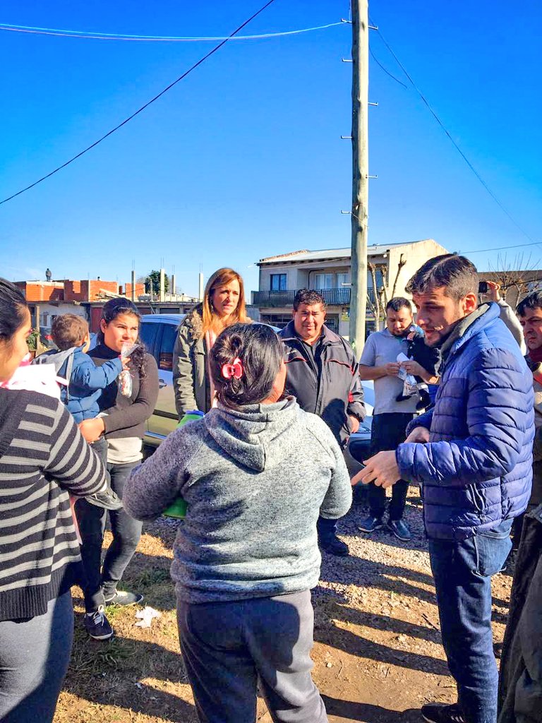 vtolosapaz's tweet photo. Absoluto abandono atraviesan los vecinos de #LasPalmeras, pero existe una esperanza en sus voces cuando expresan sus deseos. Empezaremos a dar vuelta esta historia si la ciudadanía nos elige.
@NanoCaraOK @MiguelForteLP @florespinosalp #Eustacio
#ConVictoriaGanamos 
TOD☀️S https://t.co/NBpvs4A01X