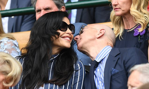 #wimbledon is also love
Amazon's Jeff Bezos delivering the kiss