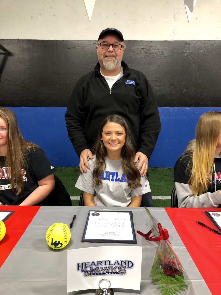 kendrajmitchell's tweet image. Today was the last day I will ever play a game in a Wasco Diamond uniform💙
Coach Bill thank you for everything you have done for me and for making me the softball player I am today. Even though I won’t have you as a coach in another game, you will forever be my coach! I love you