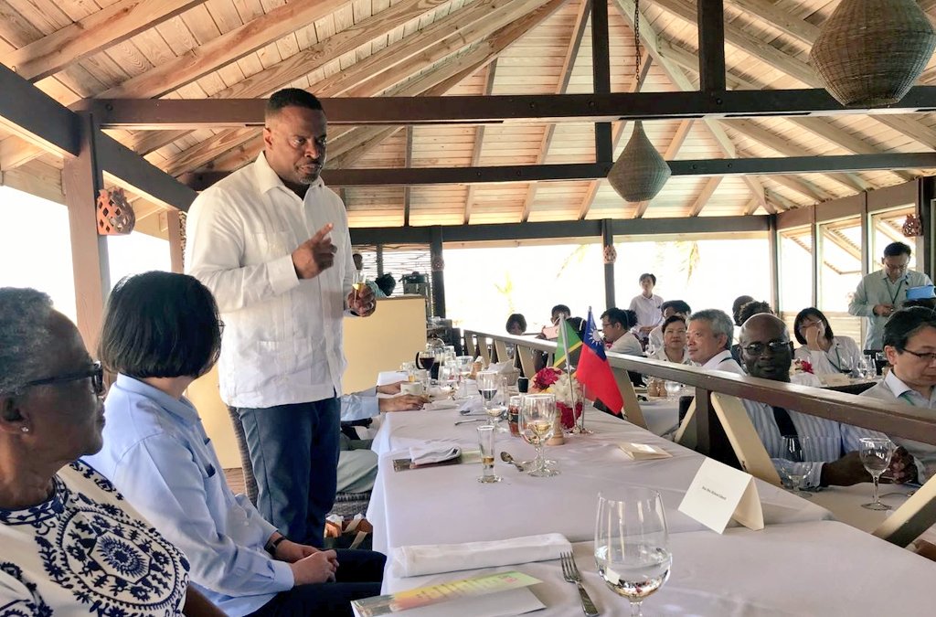 MOFA_Taiwan's tweet photo. The official luncheon at @Nisbet_Nevis is one to remember! Great friends, great settings &amp; great food make for an unbeatable combination, much like the partnership between #Taiwan &amp; #StKittsAndNevis. Thank you, @markbrantley3, for the #NaturallyNevis experience. JW #JFDS2019 https://t.co/6SwMyUXzrG