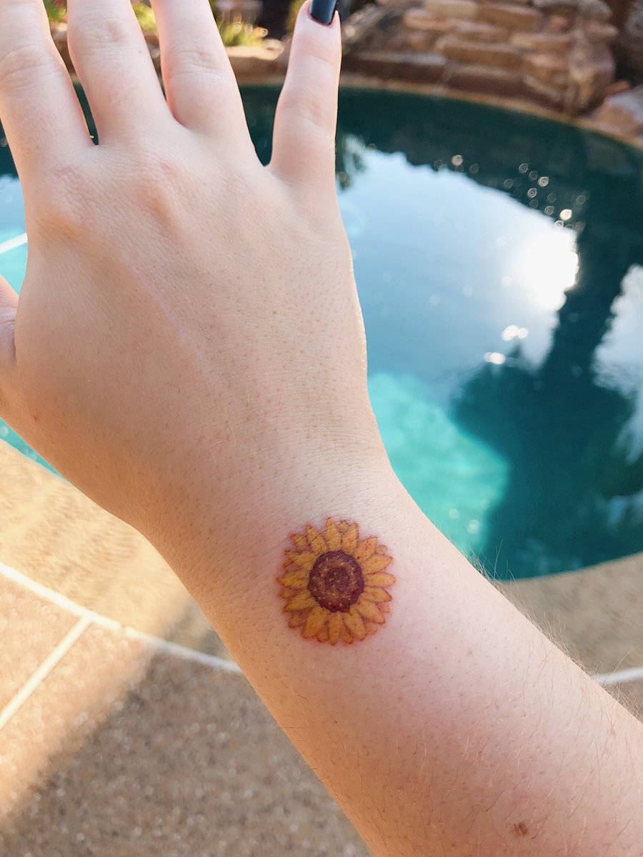 sunfIowerboop's tweet photo. our moment a year ago today🌻
all for you @Harry_Styles i love and miss you https://t.co/sORHJnhOQm