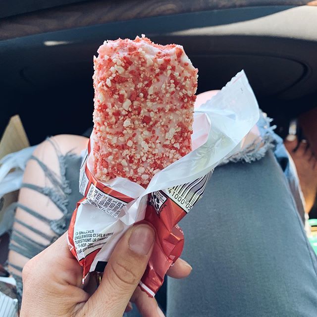 tiffanydenae's tweet photo. Who remembers these? - Brings me back to my childhood days of chasing down the ice cream truck 🍦🤤 #FOODIE https://t.co/jLVN6DenYF https://t.co/sCKZDDZaNW