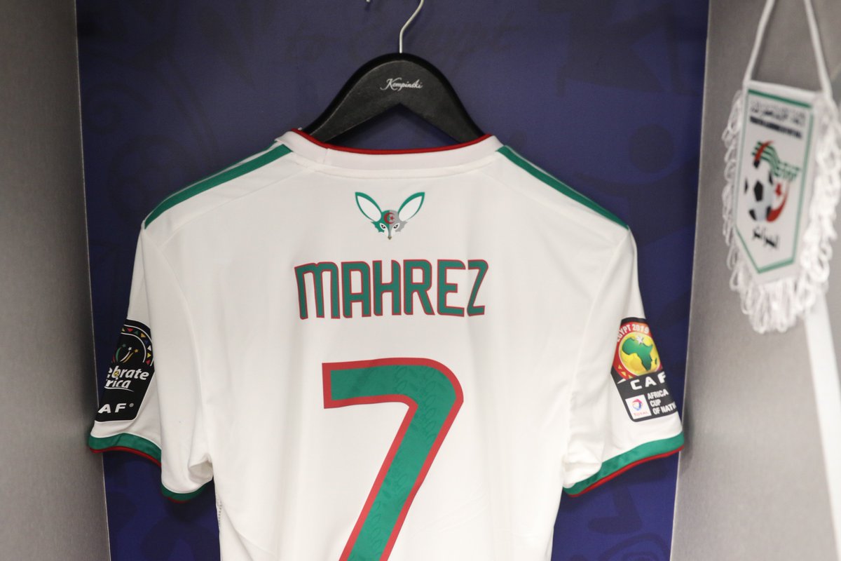 CAF_Online's tweet photo. .@ighalojude 🆚 @Mahrez22 

⌛️⌛️⌛️
#ALGNGA #TotalAFCON2019 https://t.co/XJ2FDBf6ty