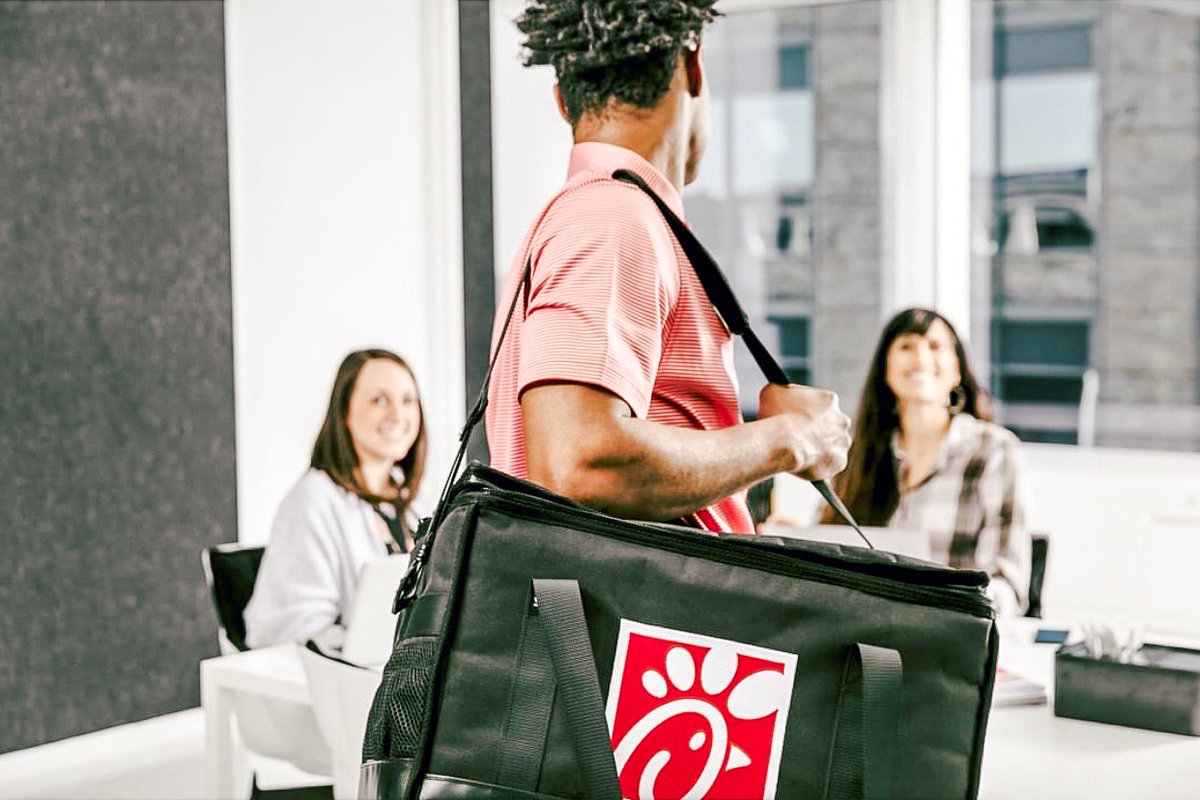 ResearchCFA's tweet image. Busy work week ahead? Get a jump start on the week and place your Chick-fil-A Catering order online.💻 Visit chick-fil-a.com/orderfood/rtp. Now relax and look forward to a great meal catered by #ChickfilAResearchTriangle. 🍽#CFACatering #ChickfilACatering  #WeDeliver #chickfila