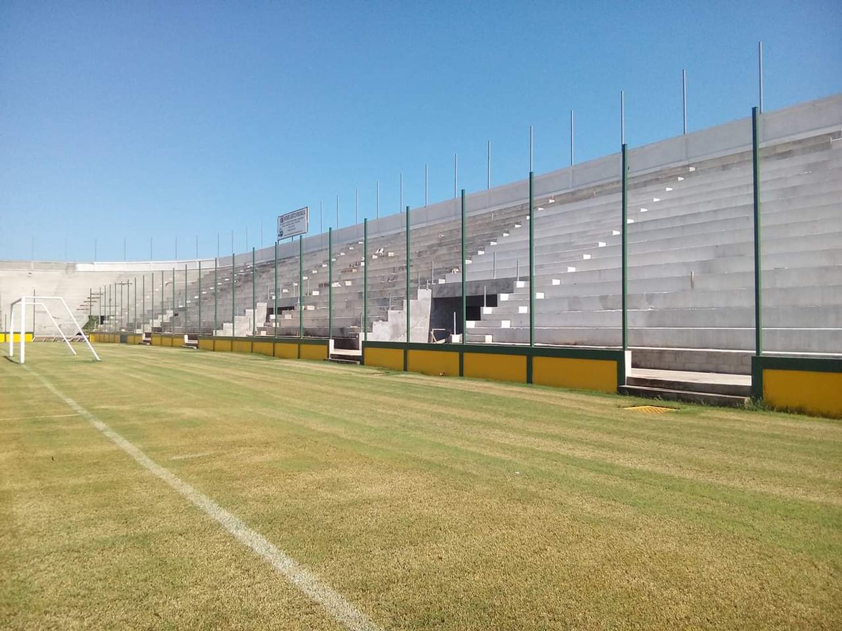 kelvincoelloHN's tweet photo. El Parrillas One y su lindo estadio en La Lima demostrando que cuando se tiene visión solo es de ponerle ganas. Felicidades a don Luis Girón y su proyecto. Fotos: Raúl Mayorga https://t.co/tcQ630JK3H