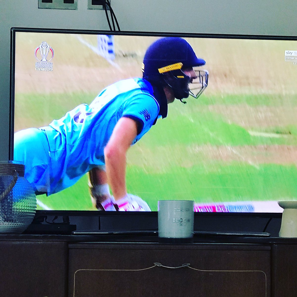 hellyH85's tweet image. I can’t watch!!! #CWC19Final #comeonengland #thatscricket 🏏🏏🏏🤞🏼🤞🏼🤞🏼
