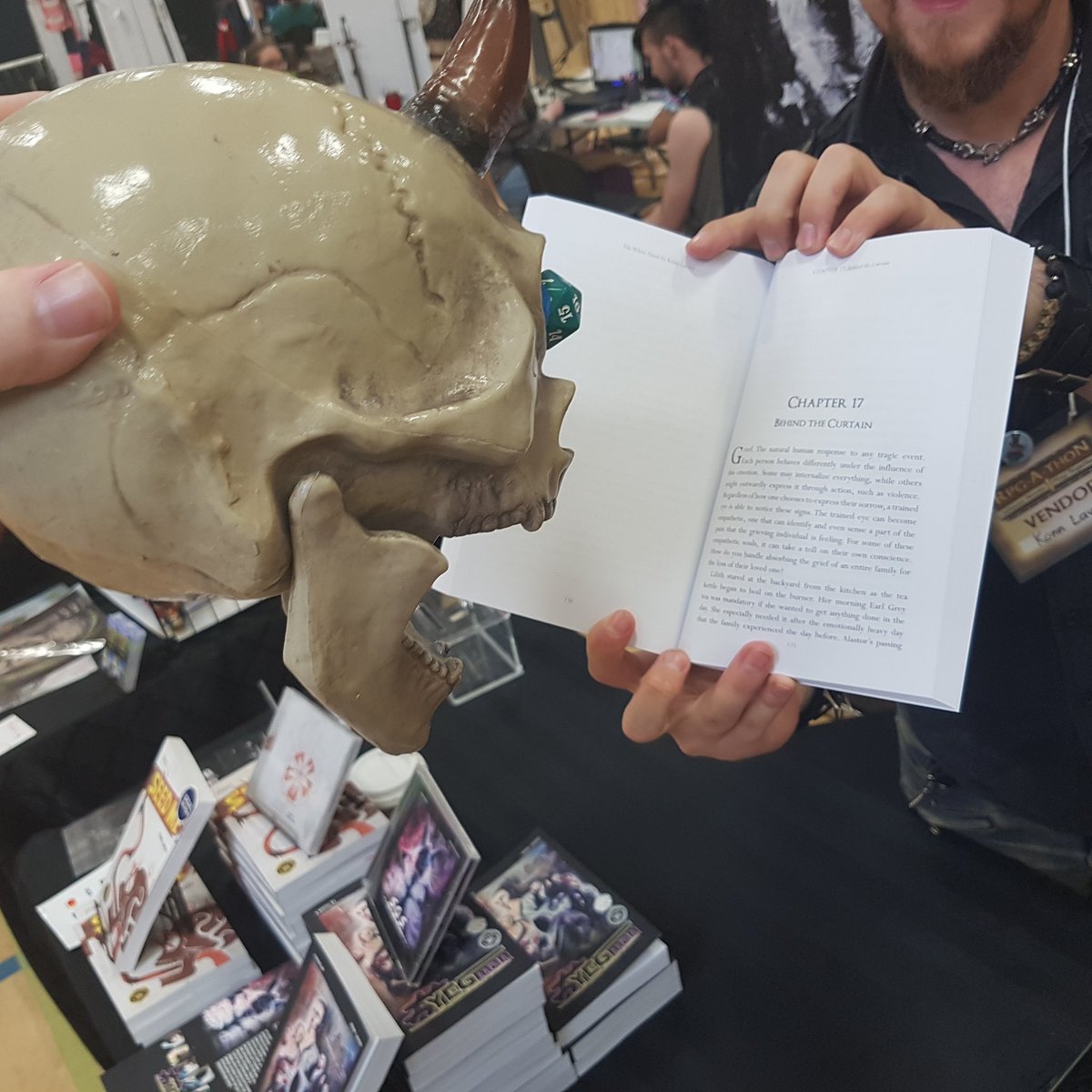 mercsofmischief's tweet photo. Scott did some light reading with @konnl @RpgThon #dnd #dnd5e #dungeonsanddragons #author #convention https://t.co/cWWRlibB4V