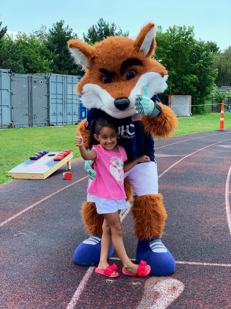bostonunitycup's tweet photo. All smiles out here for the third and final day of #UnityCup2019. Thanks for joining us, @REALSlyde!!! 👍 https://t.co/dIJxHPMQdh