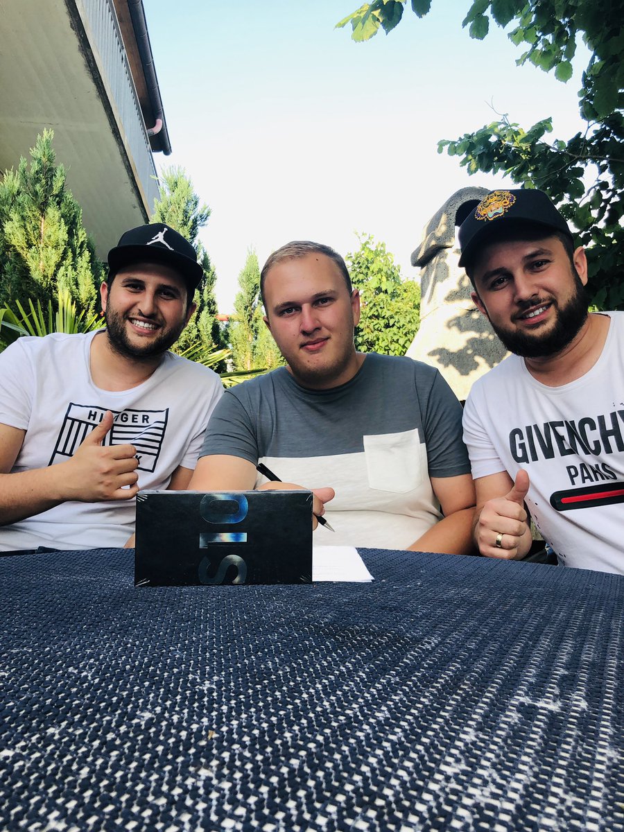 BezyZuta's tweet photo. Wir haben tolle News die wir gerne mit euch teilen möchten! 
Der italienische FIFA Profi @ArbiVeliu gehört neu zur @poweresportsch Family! Auch wird er per sofort in die Schweiz ziehen und hier leben. https://t.co/A30xjIo0sc