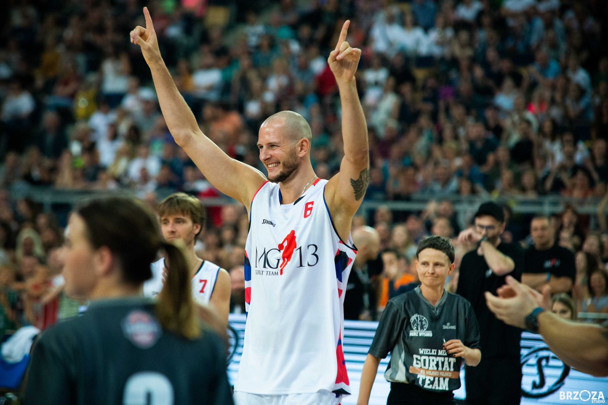 EmPinkowska's tweet photo. Bartosz Kurek: Polacy też mogą marzyć https://t.co/LLbhWf7p08 … przez @probasketpl @MGortat brawo. Świetne widowisko i inicjatywa ! https://t.co/ezXHAVbiLz