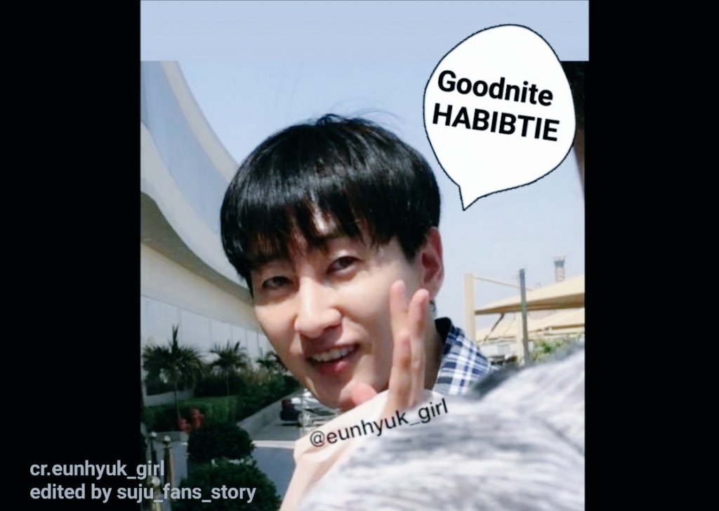 tvsj_fans_story's tweet photo. Sorry for edited. Bcoz his pose as if he is wishpering to you 😜 ."GOODNITE HABIBTIE". I think am going to hv a goodnite sleep after seeing this🤣 . #SuperJuniorInKSA #SuperJuniorInJeddah #SuperJuniorInKAS #Superjunior #SS7SinJeddah @AllRiseSilver @SJofficial #Eunhyuk #Hyukjae https://t.co/r2tsaY1z7i