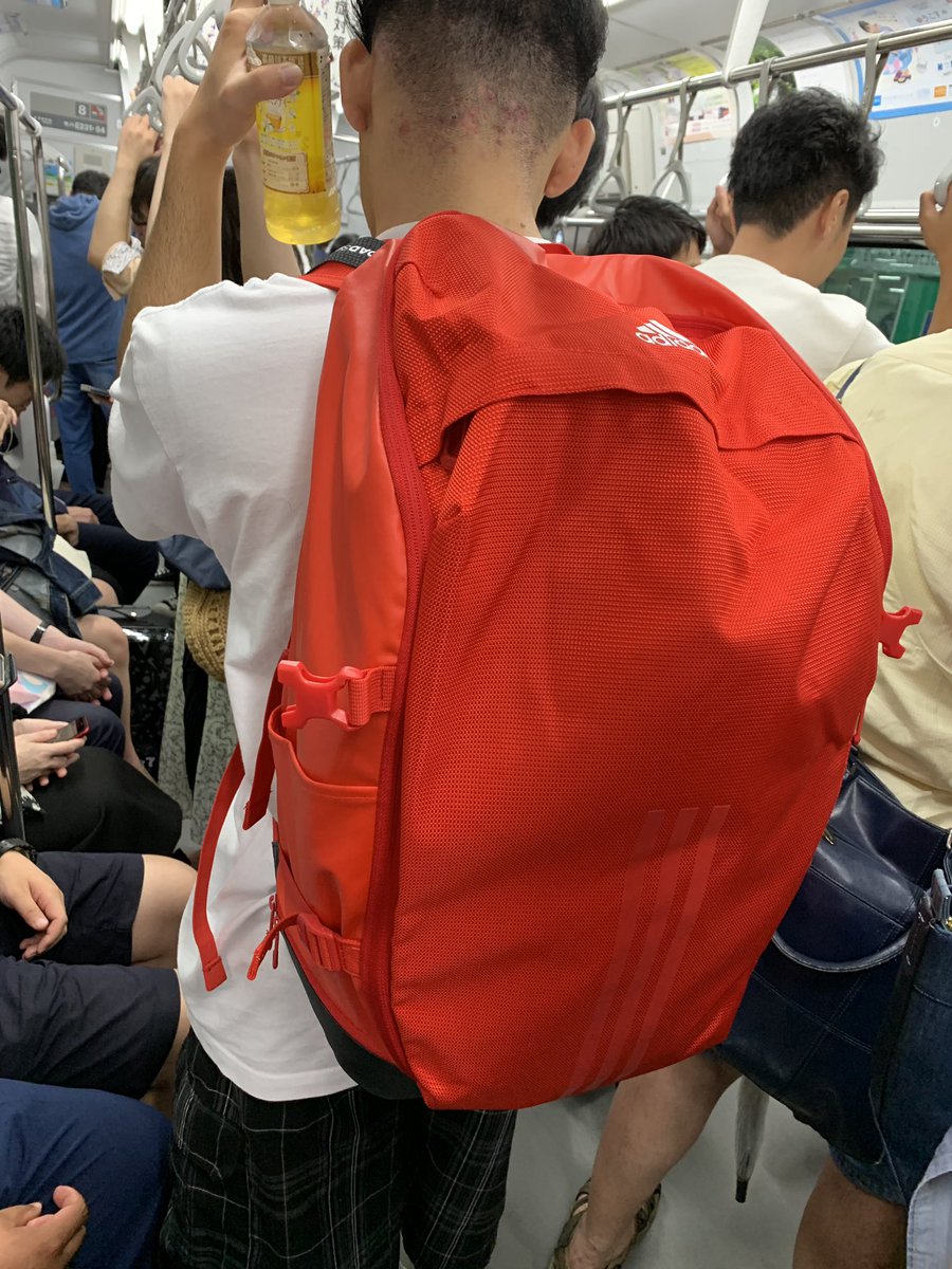 リュックは前に