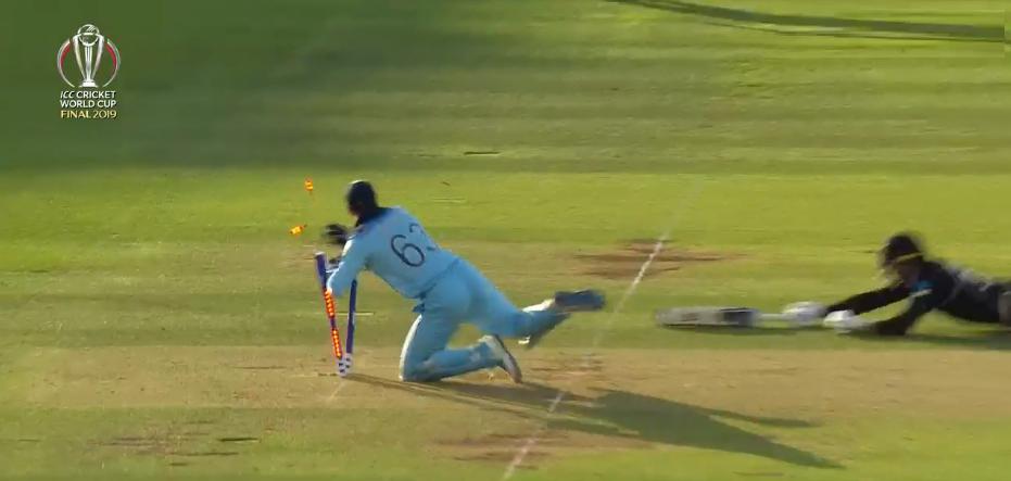 grjain's tweet photo. #ENGvNZ #CWC19Final 
World cup is in Home https://t.co/tm4ScsIjD5