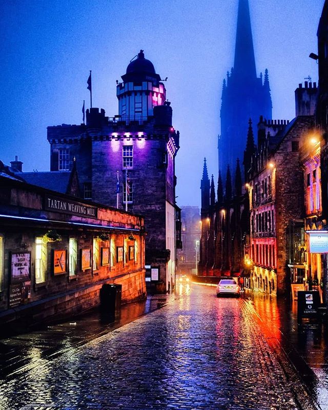 darkedinburgh's tweet photo. “This is a city of shifting light, of changing skies, of sudden vistas. A city so beautiful it breaks the heart again and again.”
- Alexander McCall Smith https://t.co/1TBUHpFS2n https://t.co/4DIgf4ufIR