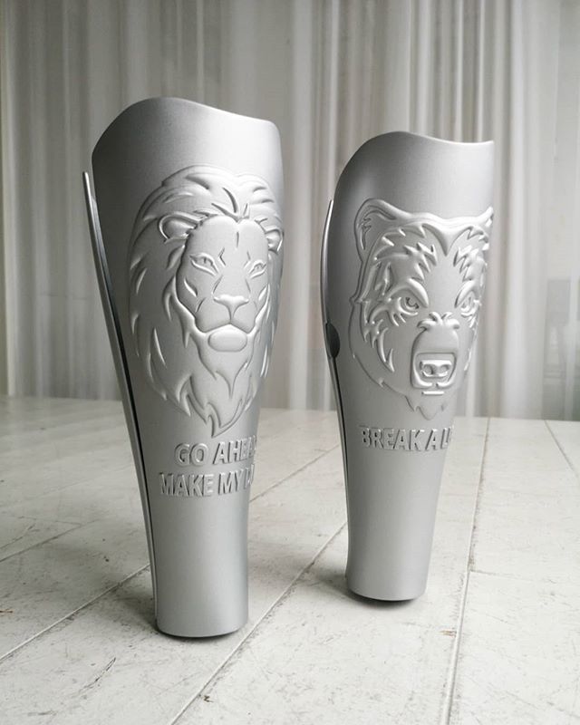 Battle of the beasts - who wins, 🦁 or 🐻?
.
.
.
#anatomicstudios #personalized #prostheticcovers #prostheticfashion #prosthesis #3Dart #accessories #prostheticleg #prosthetics #amputeestyle instagram.com/p/Bz6EhiLoDNo/