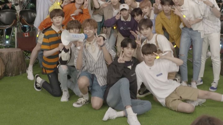 mbll_cc's tweet photo. #골캣 
둘이 싸워서 서로 모른척 하고 다니는 중인데 김우섟 자존심 때문에 일부러 친하지도 않은 동생이랑 어깨동무하고 스킨쉽 하는거에 계속 힐끔힐끔 보던 동현 무덤덤한 척 해보지만 웃는게 웃는게 아님 https://t.co/oMhv60mOki