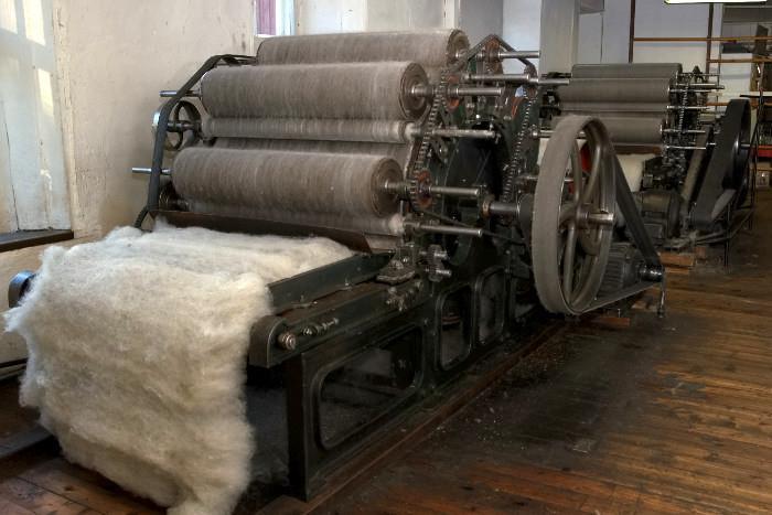 kamlesm's tweet photo. Carding machines came fast, now work is done on big scale by small entrepreneurs. In Many cities people even dont know this type of machine as they buy & dispose quilts Online? Tantee word is now also extinct
#marketingonline #CardingMachine #Tantee https://t.co/Cn8SIXqw27