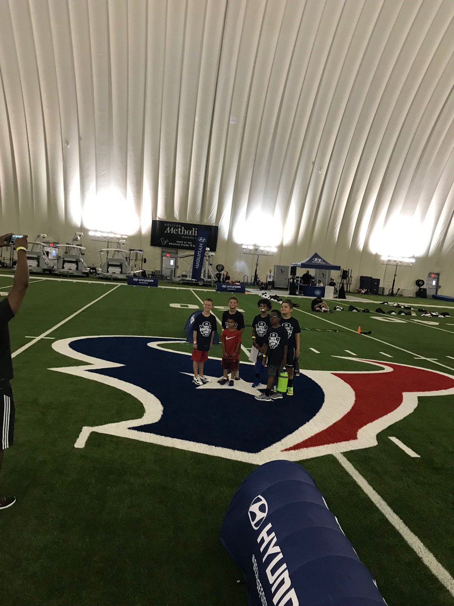 HDorenbosch's tweet photo. When you get to meet your favorite player...
@Hyundai @millertime_6 #betterbyhyundai #becausefootball https://t.co/NhyaFyv3gc