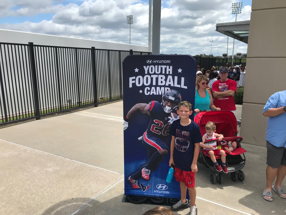 HDorenbosch's tweet photo. When you get to meet your favorite player...
@Hyundai @millertime_6 #betterbyhyundai #becausefootball https://t.co/NhyaFyv3gc