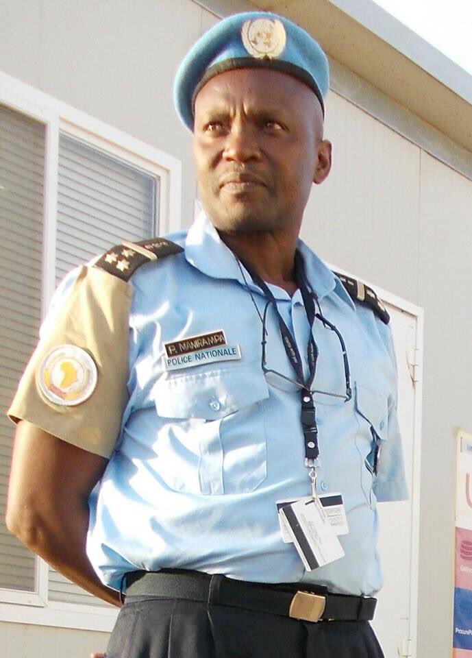 ThierryU's tweet photo. This week, police arrested 2 alleged armed thieves in Western #Burundi, handcuffed them, summarily executed them, &amp; shared photos &amp; videos on social media.

Col. Prosper Manirampa, a regional police commander who recently served w/ @UNPeacekeeping, allegedly shot them point blank https://t.co/ucOpqo4O1L