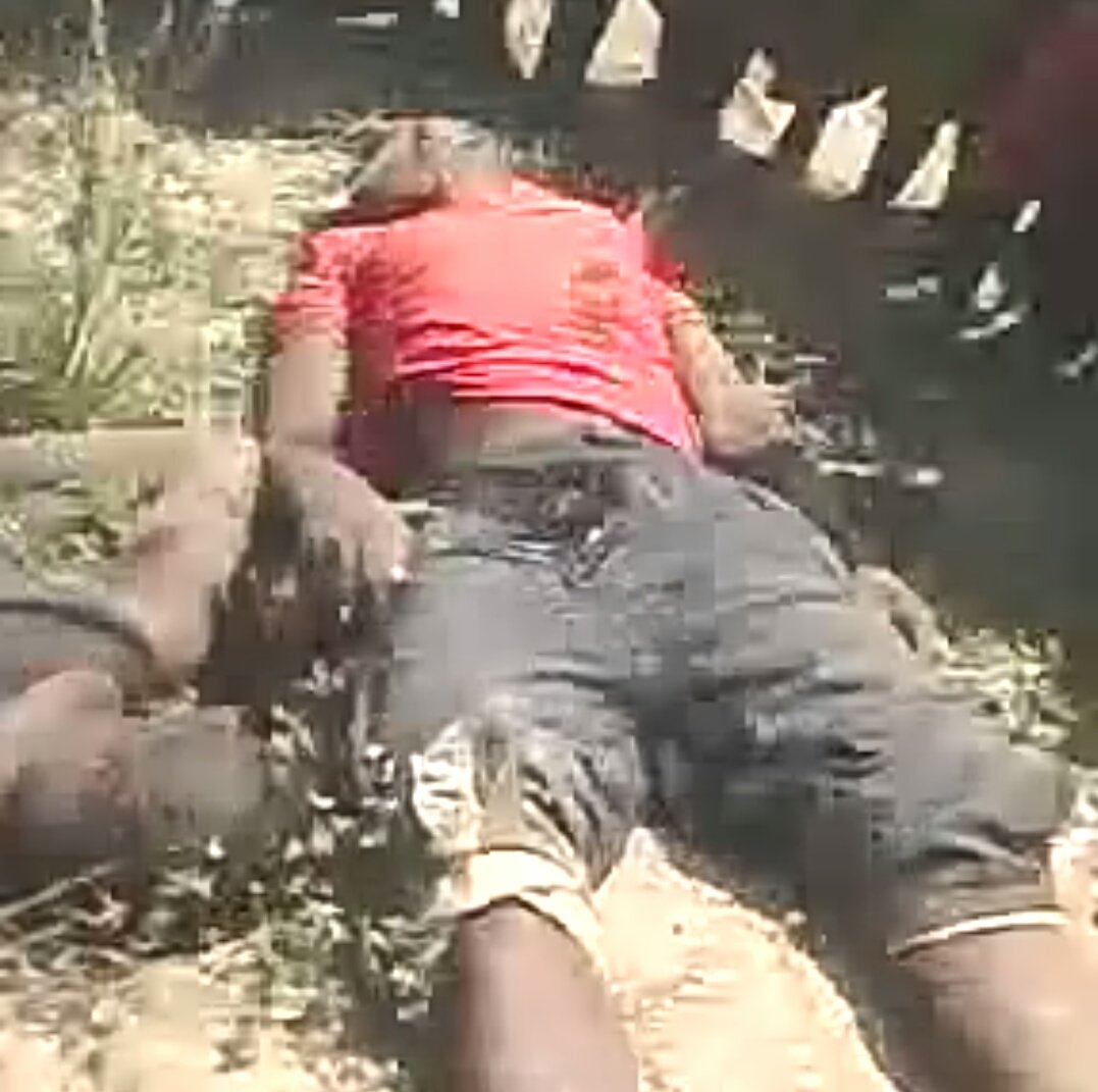 ThierryU's tweet photo. This week, police arrested 2 alleged armed thieves in Western #Burundi, handcuffed them, summarily executed them, &amp; shared photos &amp; videos on social media.

Col. Prosper Manirampa, a regional police commander who recently served w/ @UNPeacekeeping, allegedly shot them point blank https://t.co/ucOpqo4O1L