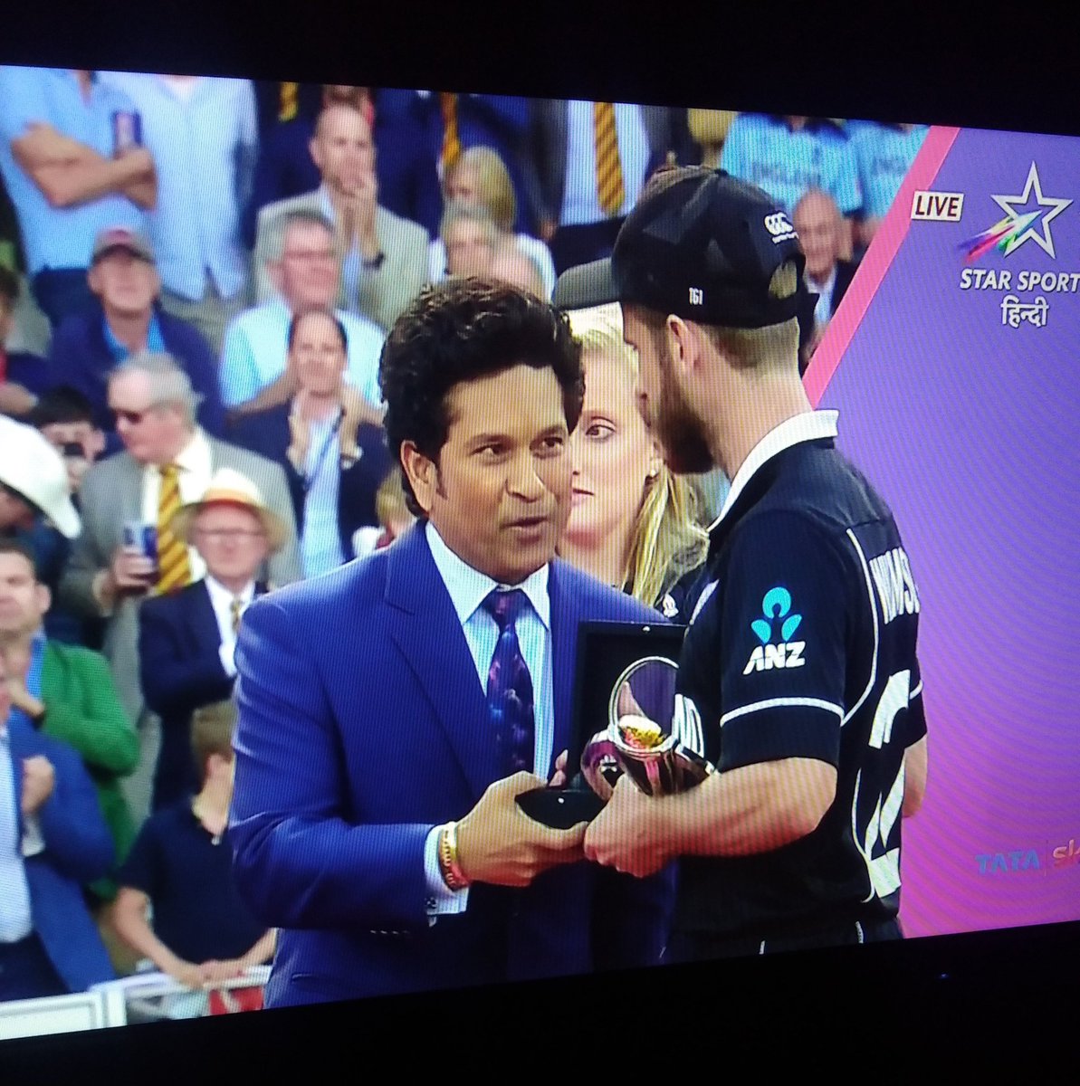 I am loving it @sachin_rt God of cricket distributing awards to player 😍😍 #CWC19Final #CricketWorldCupFinal #ICCCricketWorldCup #ENGvsNZ #SachinOpensAgain #England