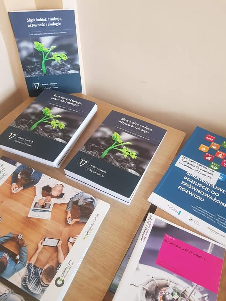 Zieloni's tweet photo. Zakończyliśmy Zielony Letni Uniwersytet #ZLU2019 #GEFSummer. Za nami 4 dni dyskusji o Europie, zmianach klimatu, bioróżnorodności i globalnym wymieraniu, ekonomii kryzysu klimatycznego, czy rolnictwie. Wiemy trochę więcej, jak ratować Ziemię! 🌍✊ https://t.co/HiNwwZDLN7