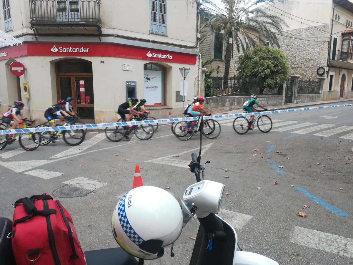 protecciocivil1's tweet photo. Avui hem donat suport amb policía local, pc Alaro, pc Inca i Santa María a la cursa ciclista en motiu de les festes de San Jaume.

Grasis a tots i Bona feina. https://t.co/rb2Cr38FvH
