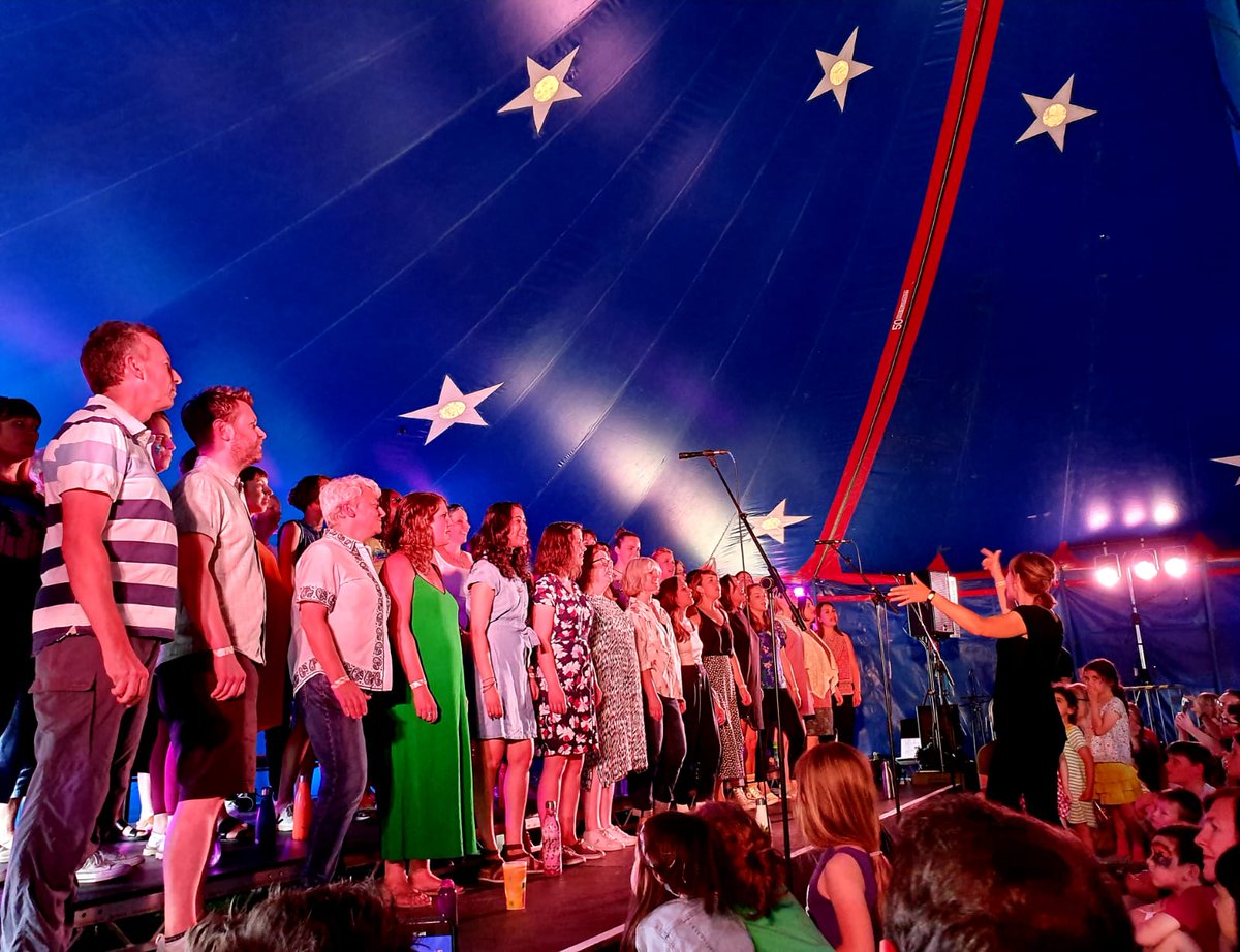 We LOVED returning to the #WalthamstowGardenParty today. Thanks so much to <a href="/BarbicanCentre/">Barbican Centre</a> @WFculture19 for the amazing welcomw and to our great audience who danced &amp; sang along with us the whole time! Mostly thanks to our fab choir members for making this such a special group 🥰