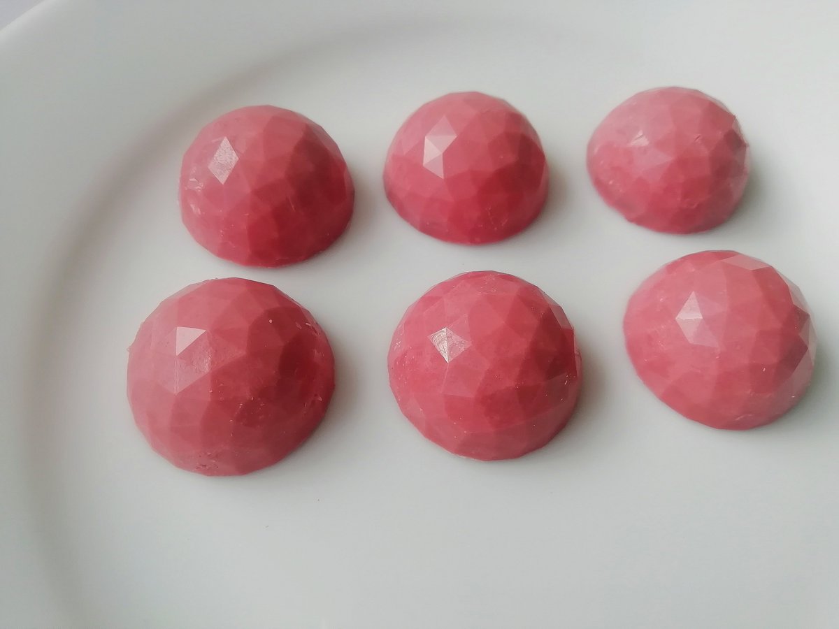 OkusanyaOyin's tweet photo. Making use of polycarbonate mould.Such a huge difference between the first time I made ruby chocolate truffle using another chocolate mould #rubycallebaut #rubychocolate #truffle #chocolate #chocolatemoulds #craftchocolate #determination #artisanchocolate #artisan #trufflemaking https://t.co/52Q6yHGQQW