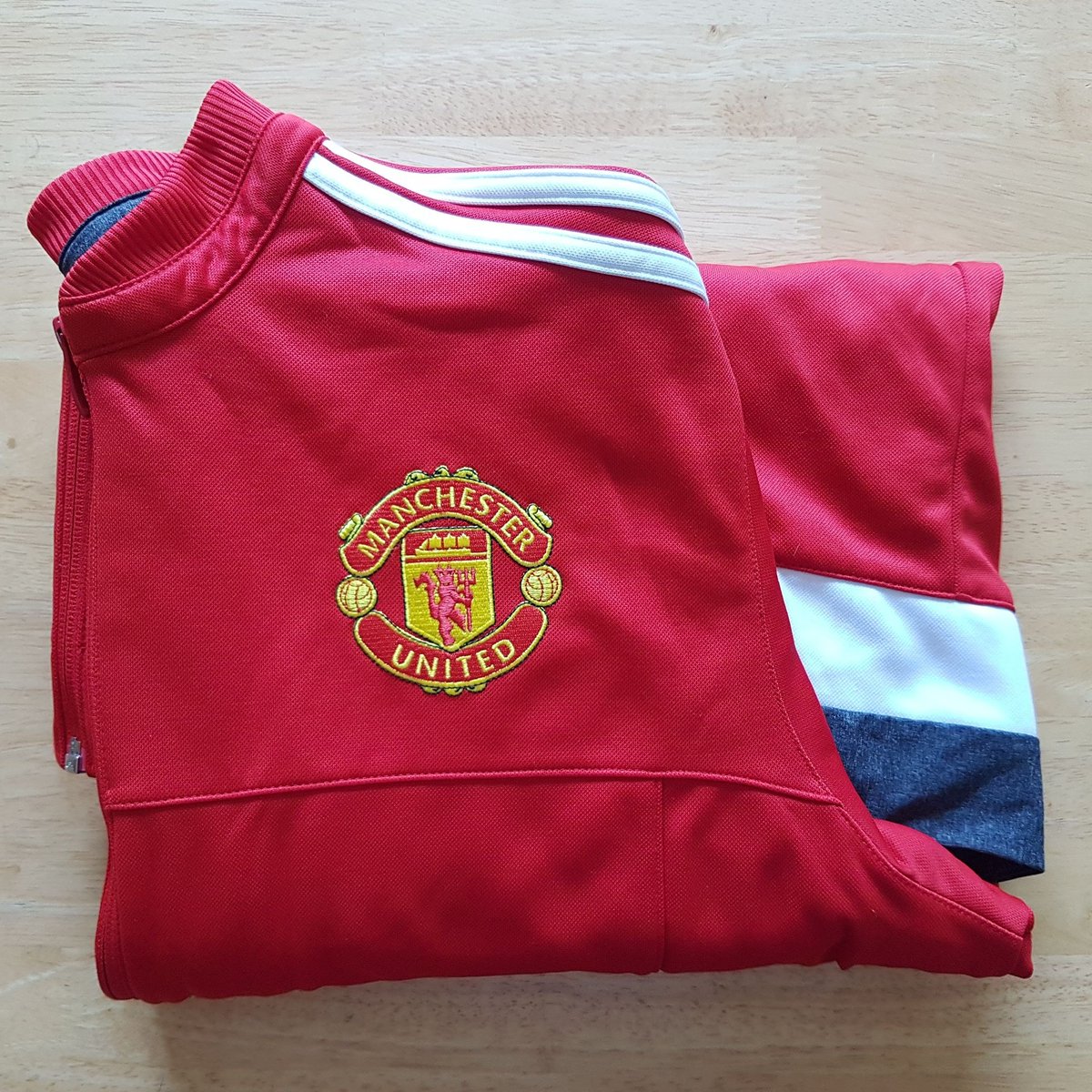 Good evening! Hope you've all had a nice weekend? Been a chilled one for me which has been rather nice. Thought you might like a peak of this little Keepsake I finished made from a loved ones jacket.#HandmadeHour #handmade #ukcraftershour #womaninbiz #craftbizparty #manutd #craft