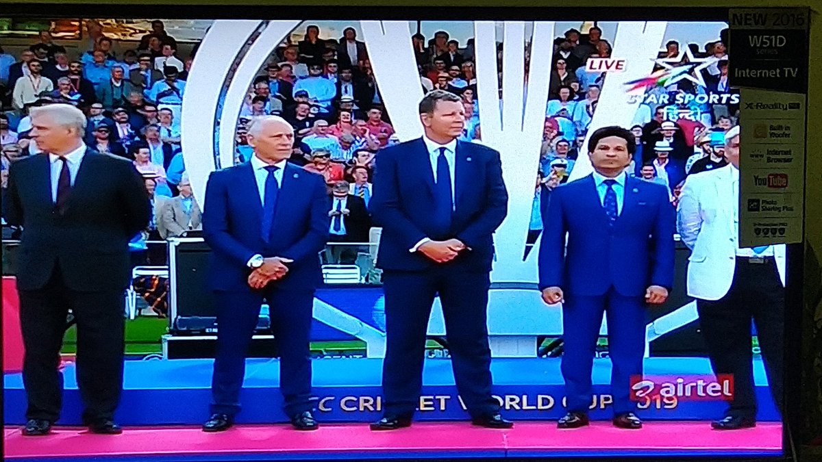 What an Honor to have Master blaster #sachin #SachinOpensAgain #CricketLIVE  @WC Award ceremony.