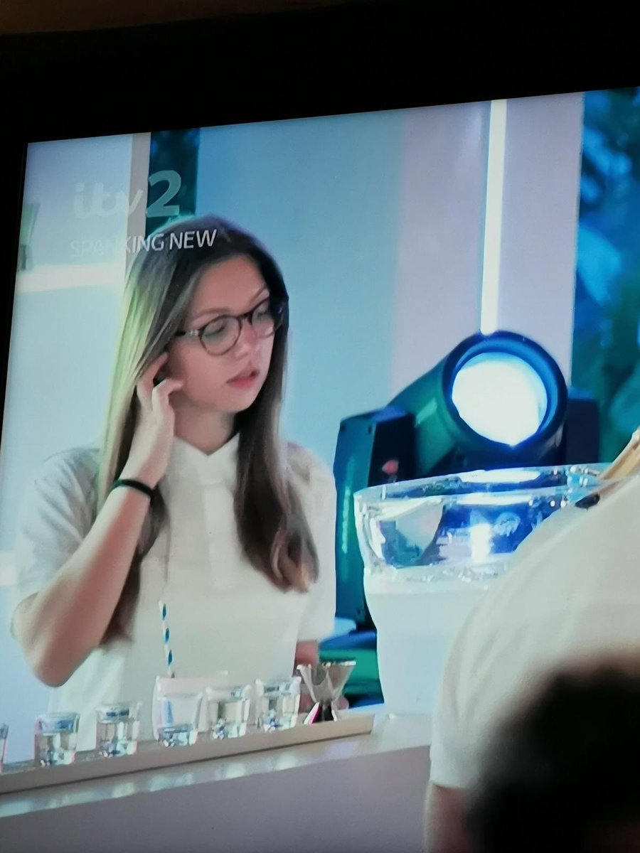 AmberRoseGill's tweet photo. The shop assistant and the barmaid... same glasses, hair and wristband. iLuMiNaTi cOnFiRmEd 🤯🤯🤯 #LoveIsland https://t.co/ToZKVmJ05b
