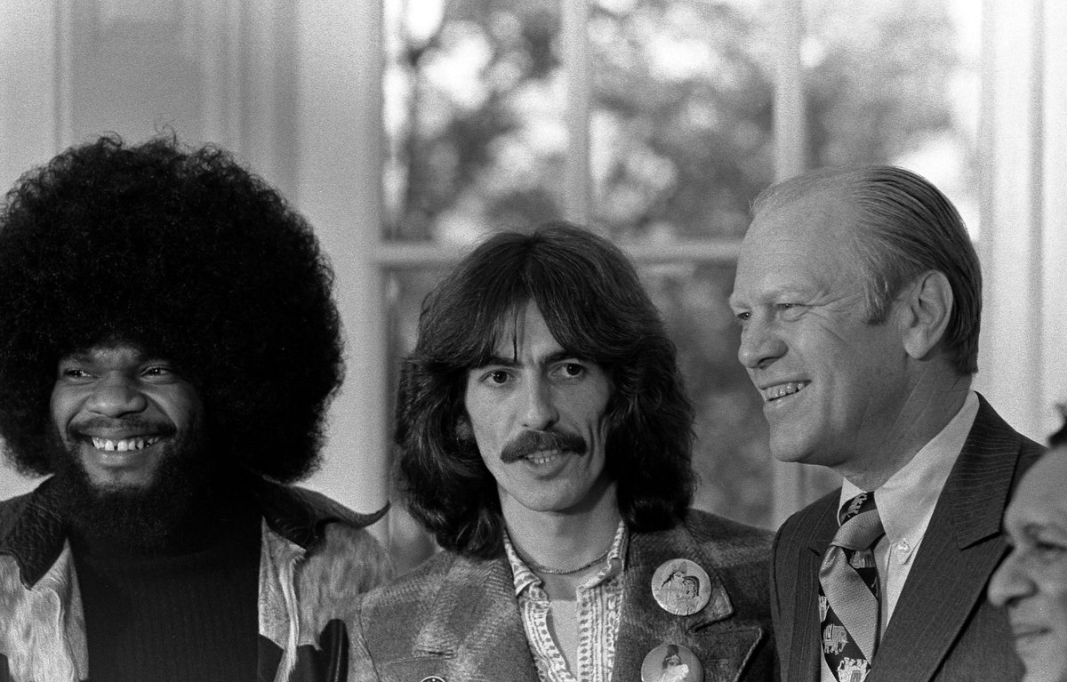 BeschlossDC's tweet photo. President Ford (born today 1913) in Oval Office with Billy Preston, George Harrison, Ravi Shankar, 1974: #Kennerly https://t.co/LjhOZWuC0W