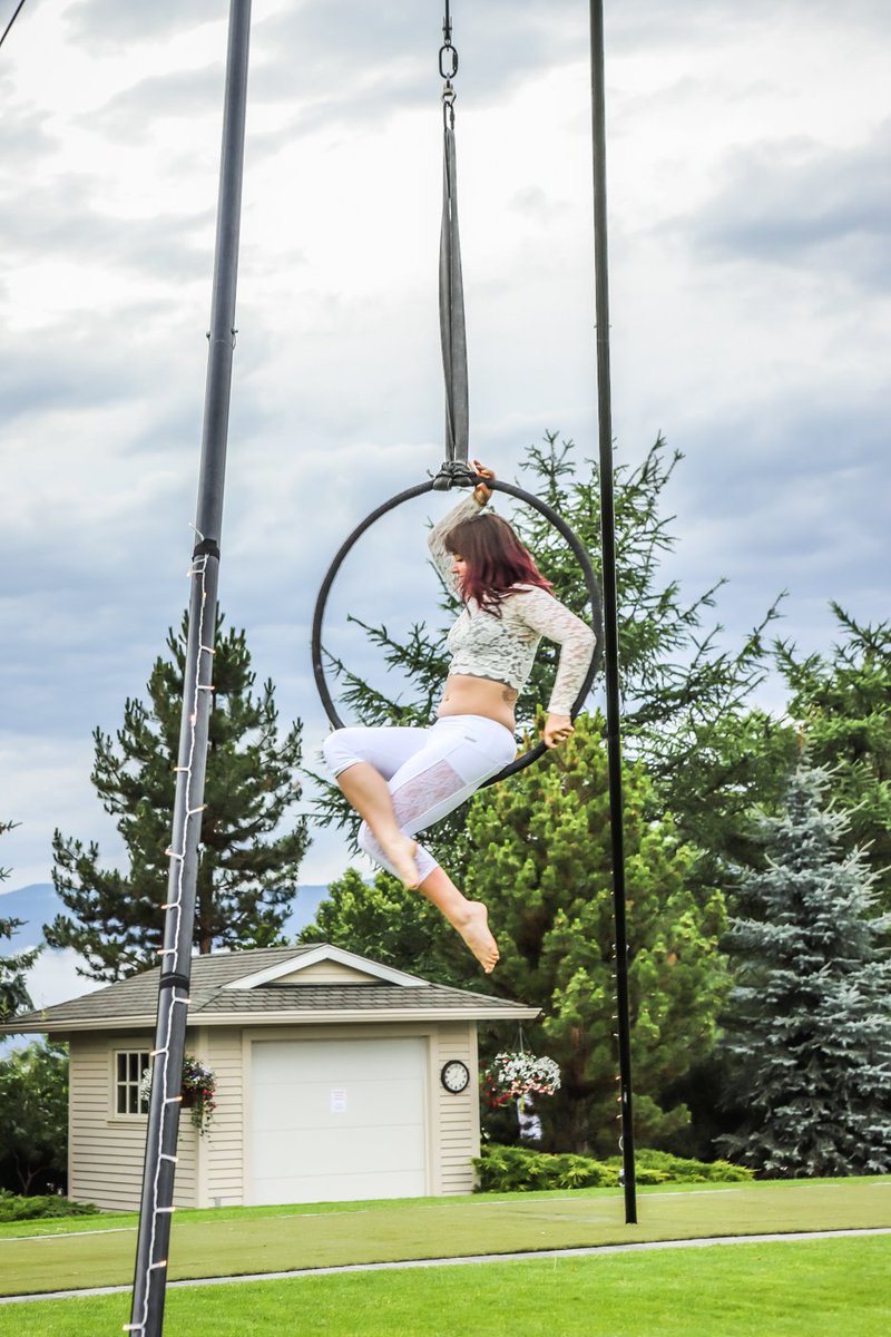Thanks Kelle at #FloralTherapy for the roses and the floral picture wall for #DEBOkanagan2019 Our tables never looked so beautiful.  #debokanagan #dinerenblanc #wearwhite #Okanagan